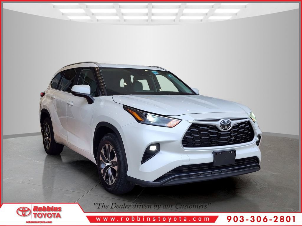 Used 2023 Toyota Highlander XLE FWD image 1