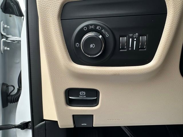 Used 2023 Jeep Grand Cherokee L Limited AWD/4WD image 18
