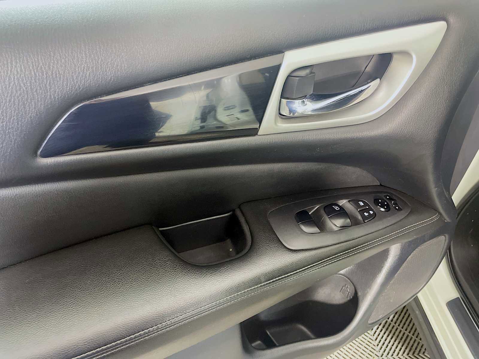 Used 2020 Nissan Pathfinder S image 15