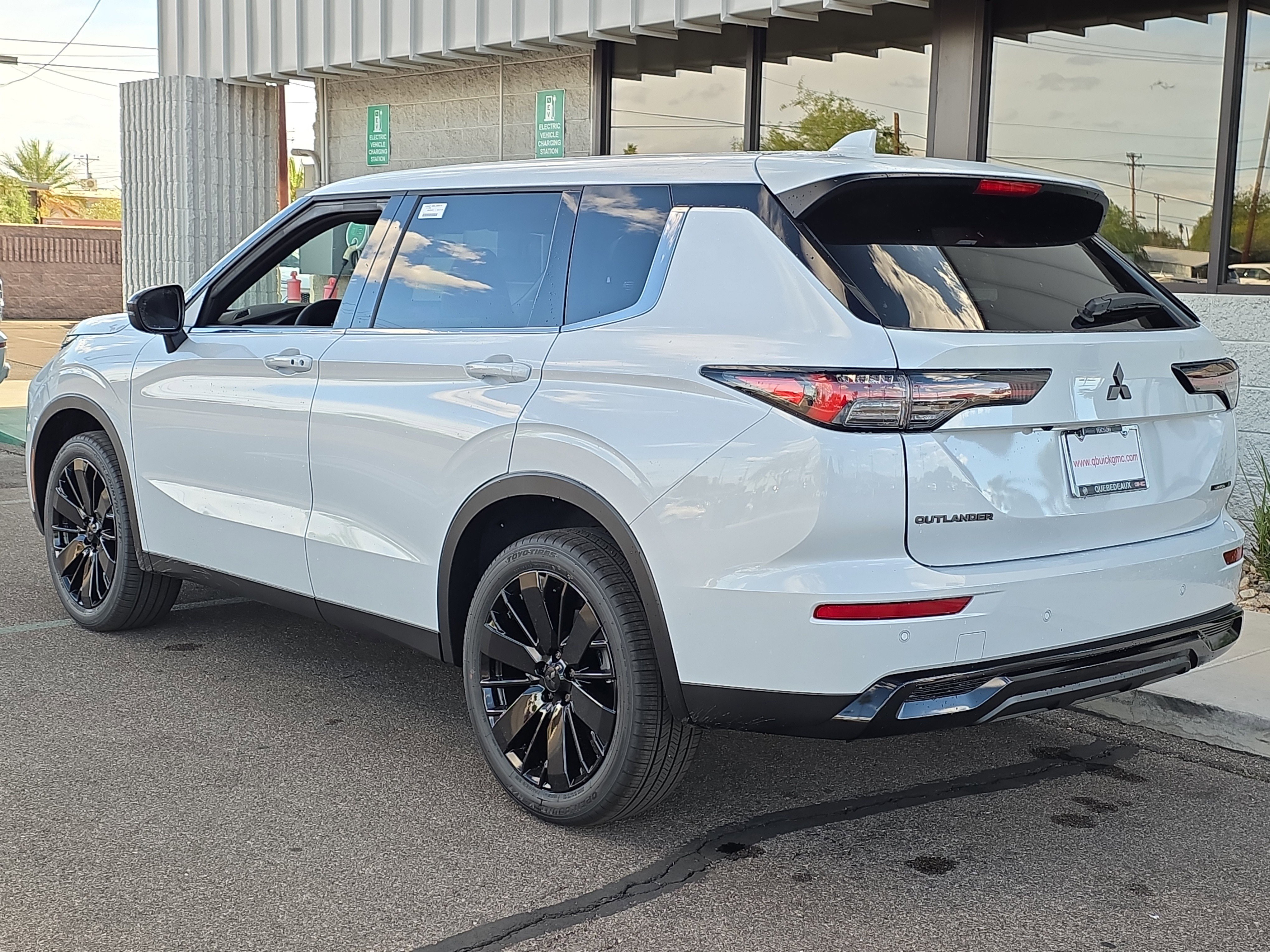 New 2026 Mitsubishi Outlander LE FWD image 5