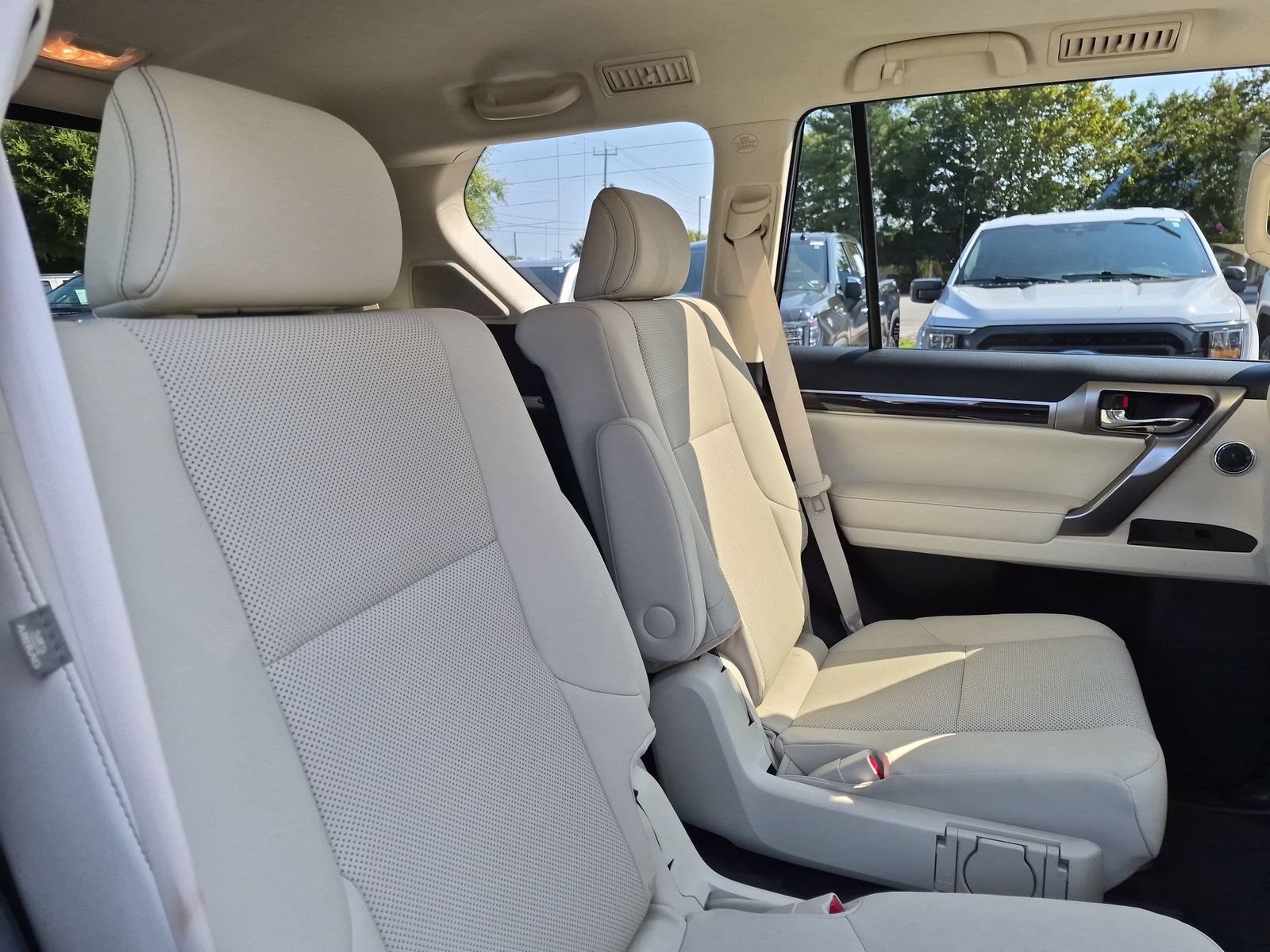 Used 2022 Lexus GX 460 Premium w/ Accessory Package AWD/4WD image 32