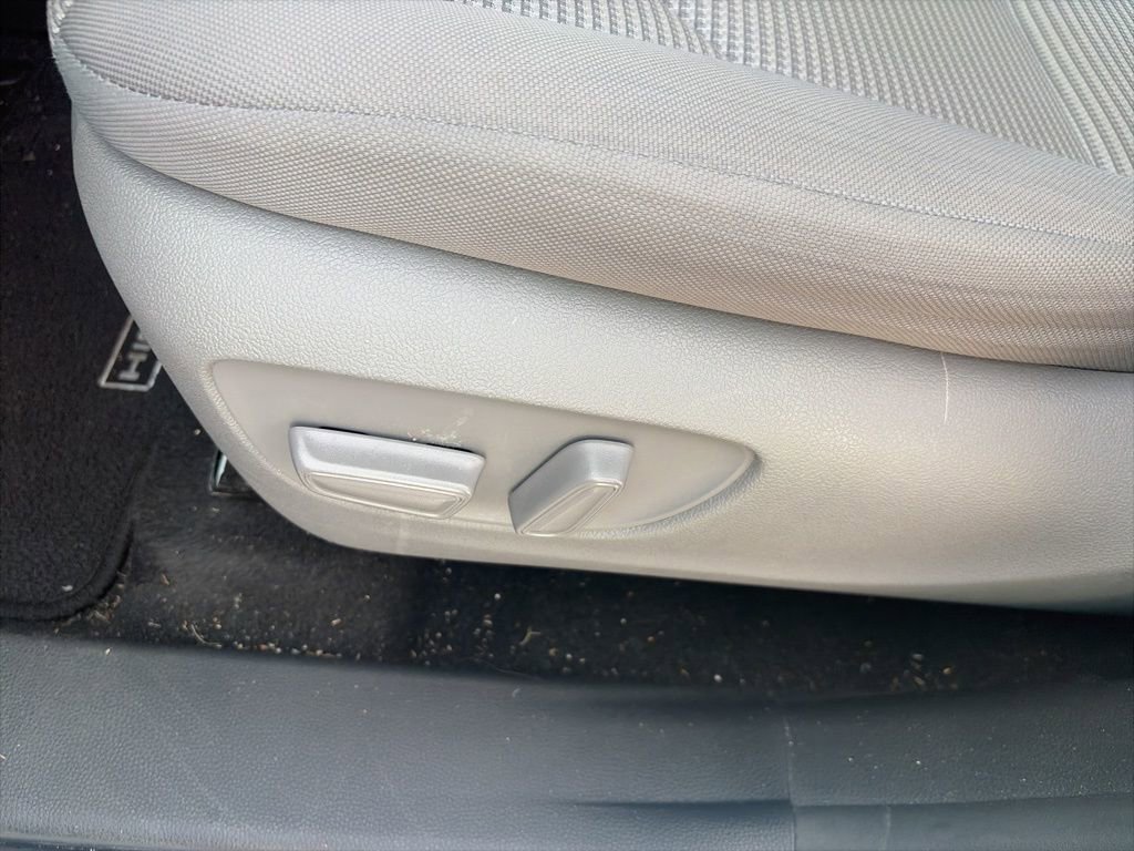 Used 2021 Toyota Highlander L image 3