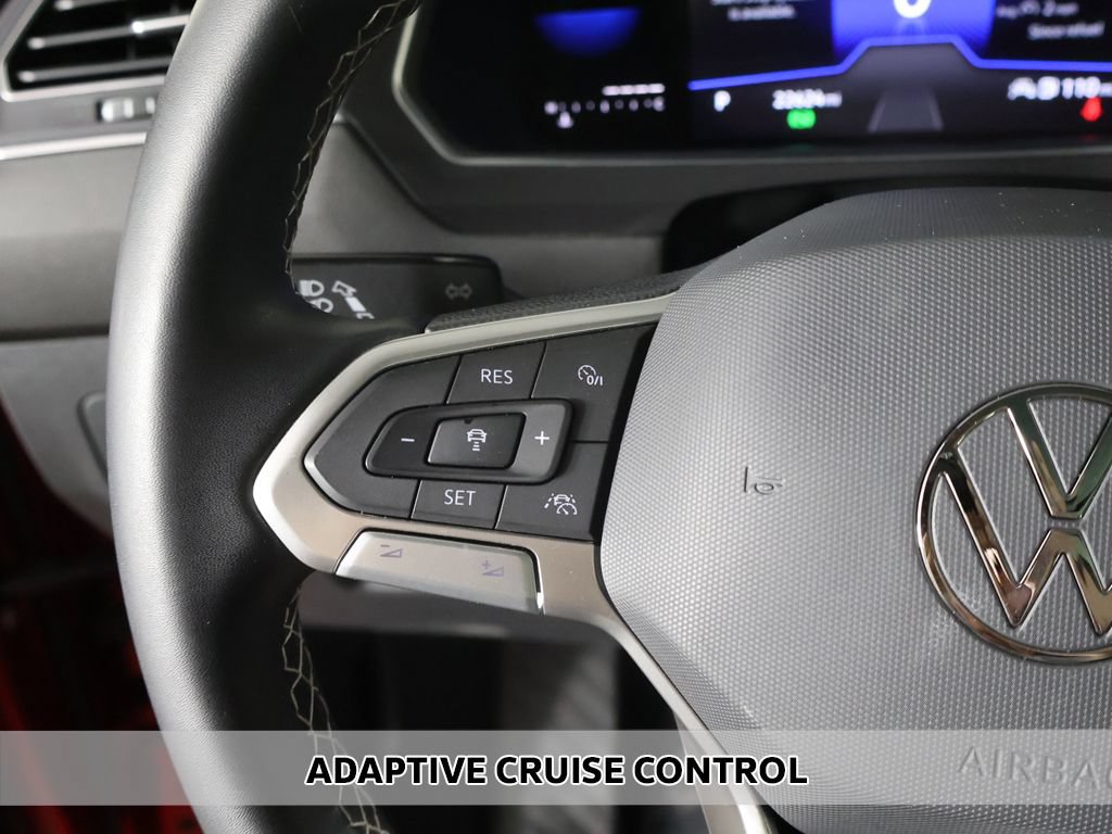 Used 2023 Volkswagen Tiguan SE w/ Panoramic Sunroof Package FWD image 4