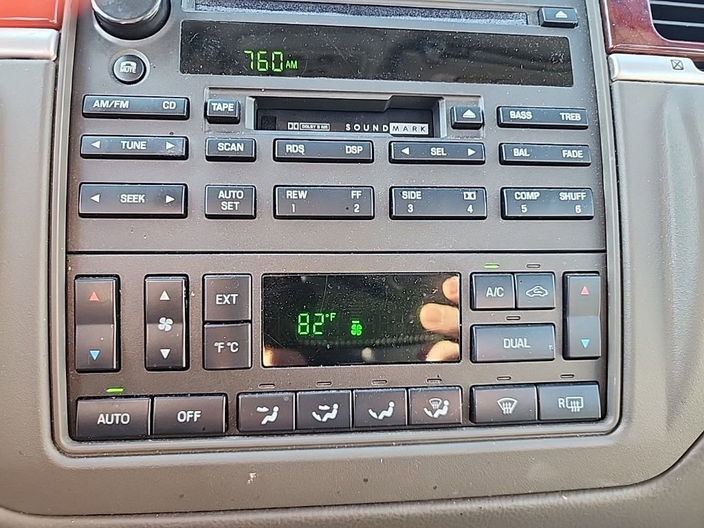 Used 2005 Lincoln Town Car Signature Limited image 13