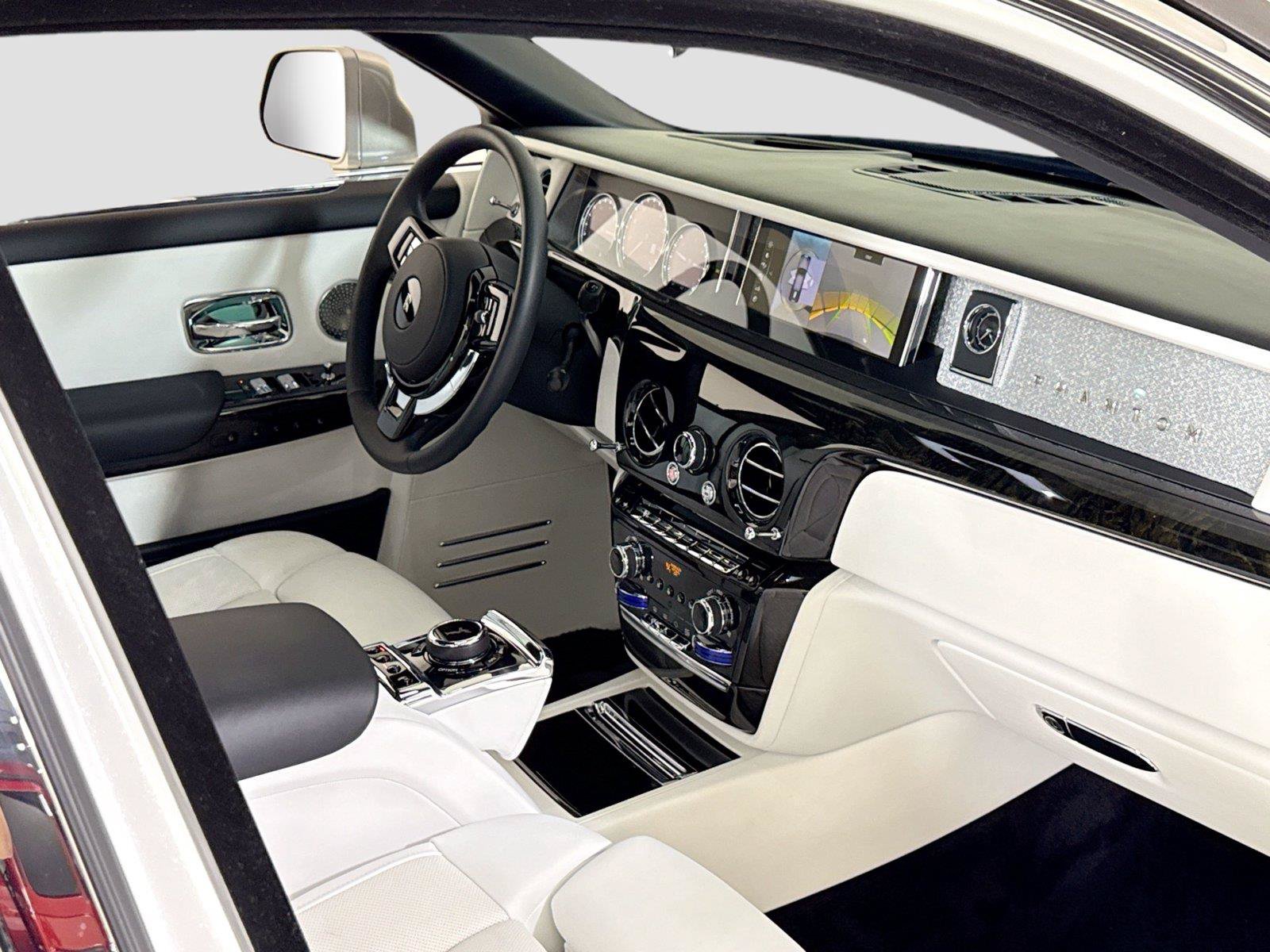 Used 2023 Rolls-Royce Phantom Sedan RWD image 40