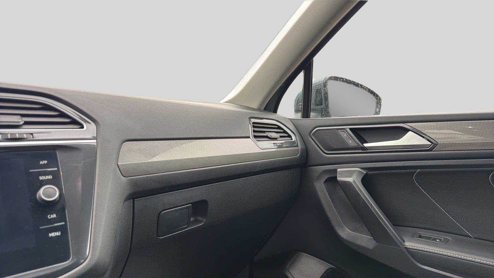 Used 2024 Volkswagen Tiguan SE w/ Panoramic Sunroof Package FWD image 10