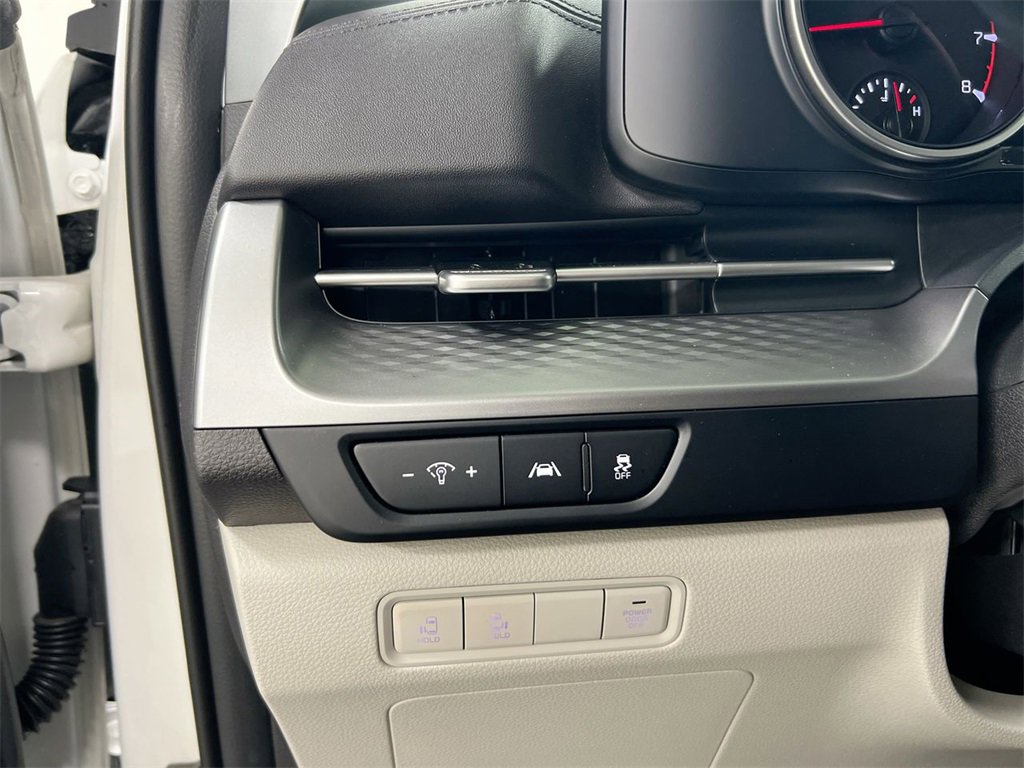 Used 2023 Kia Carnival LX image 17