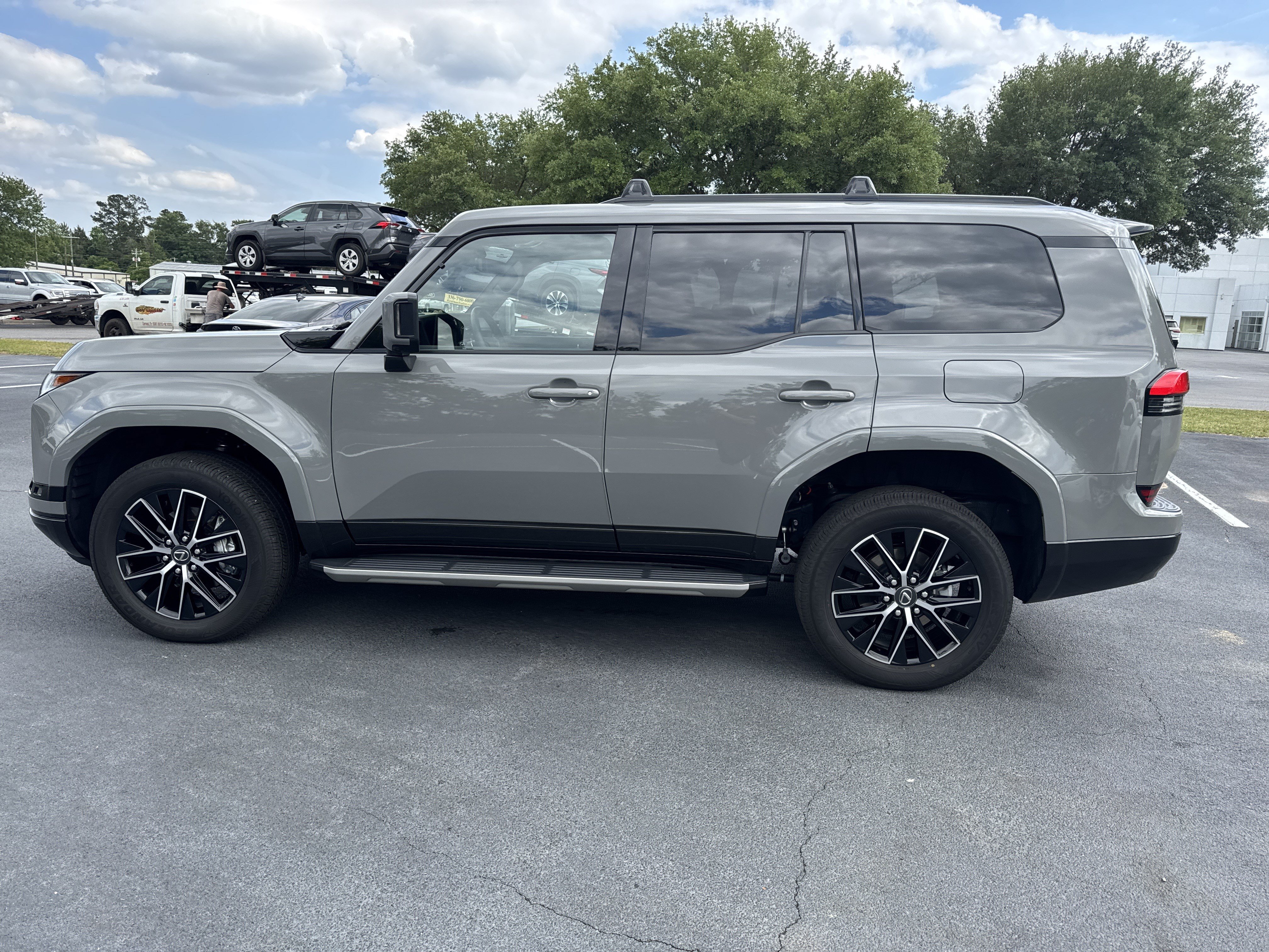 Used 2025 Lexus GX 550 w/ Accessory Package (2T) AWD/4WD image 11