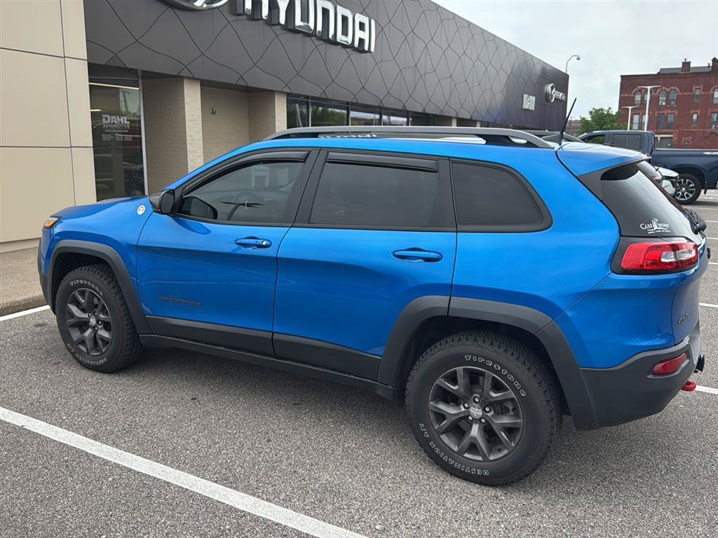 Used 2017 Jeep Cherokee Trailhawk AWD/4WD image 8