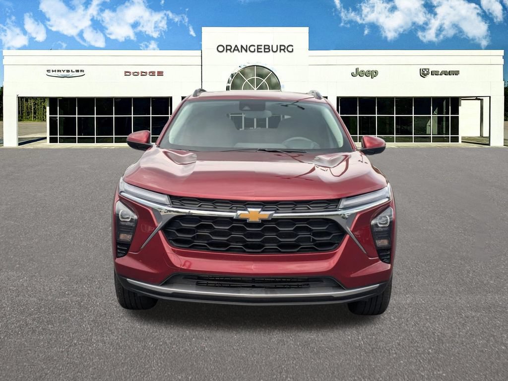 Used 2025 Chevrolet Trax LT FWD image 2