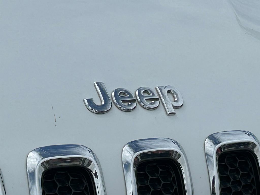 Used 2016 Jeep Cherokee Sport FWD image 11