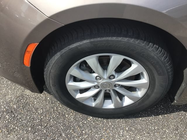 Used 2017 Chrysler Pacifica Touring-L FWD image 17
