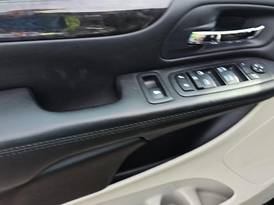 Used 2018 Dodge Grand Caravan SE FWD image 16