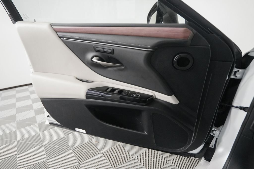 Certified 2025 Lexus ES 350 w/ Premium Package image 12