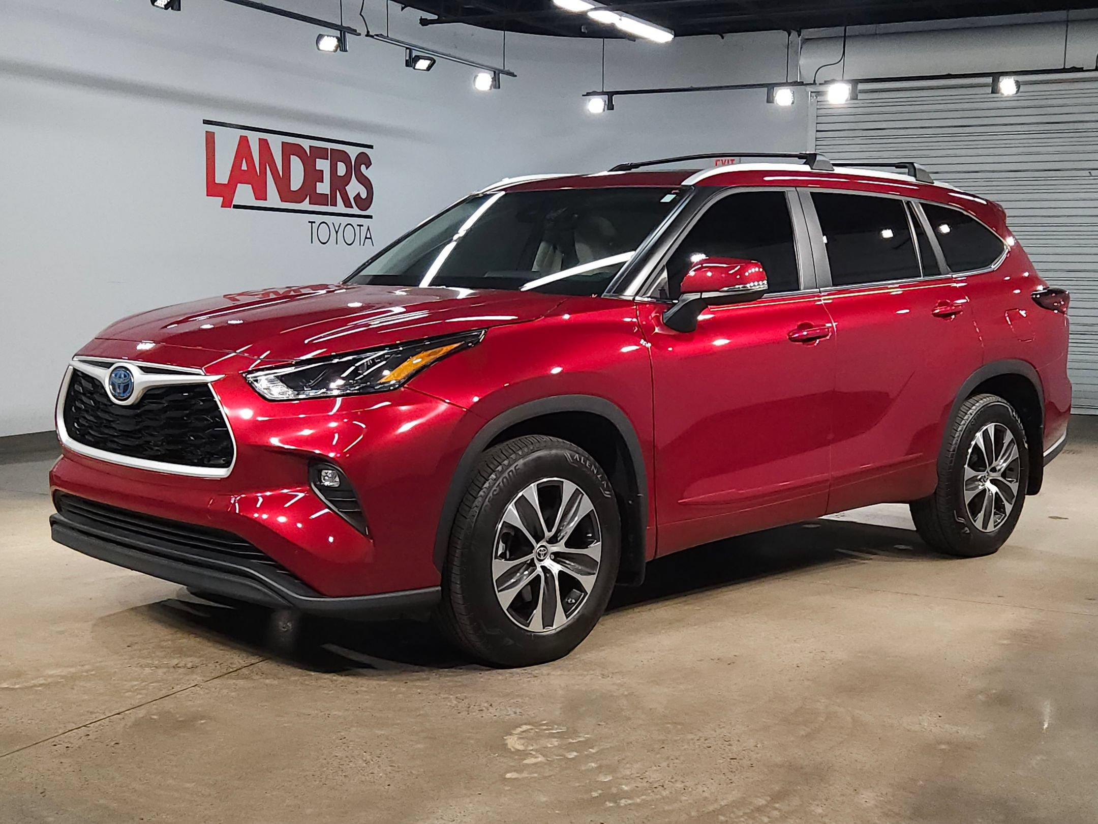 Certified 2024 Toyota Highlander XLE FWD image 3