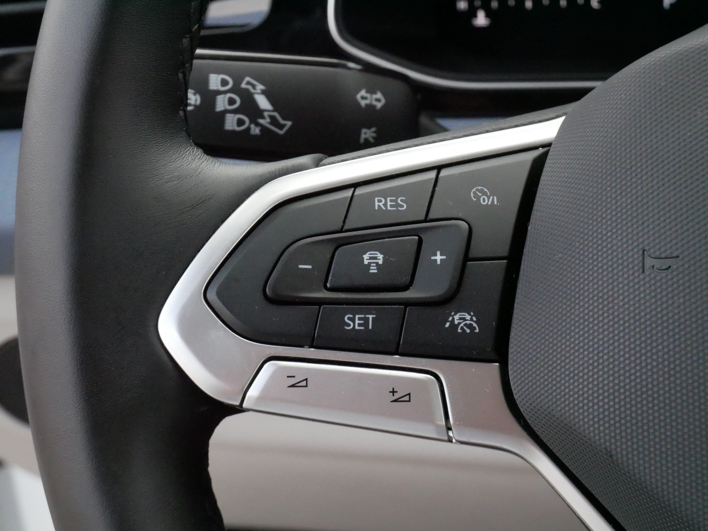 Used 2025 Volkswagen Jetta SE w/ Sunroof Package FWD image 26