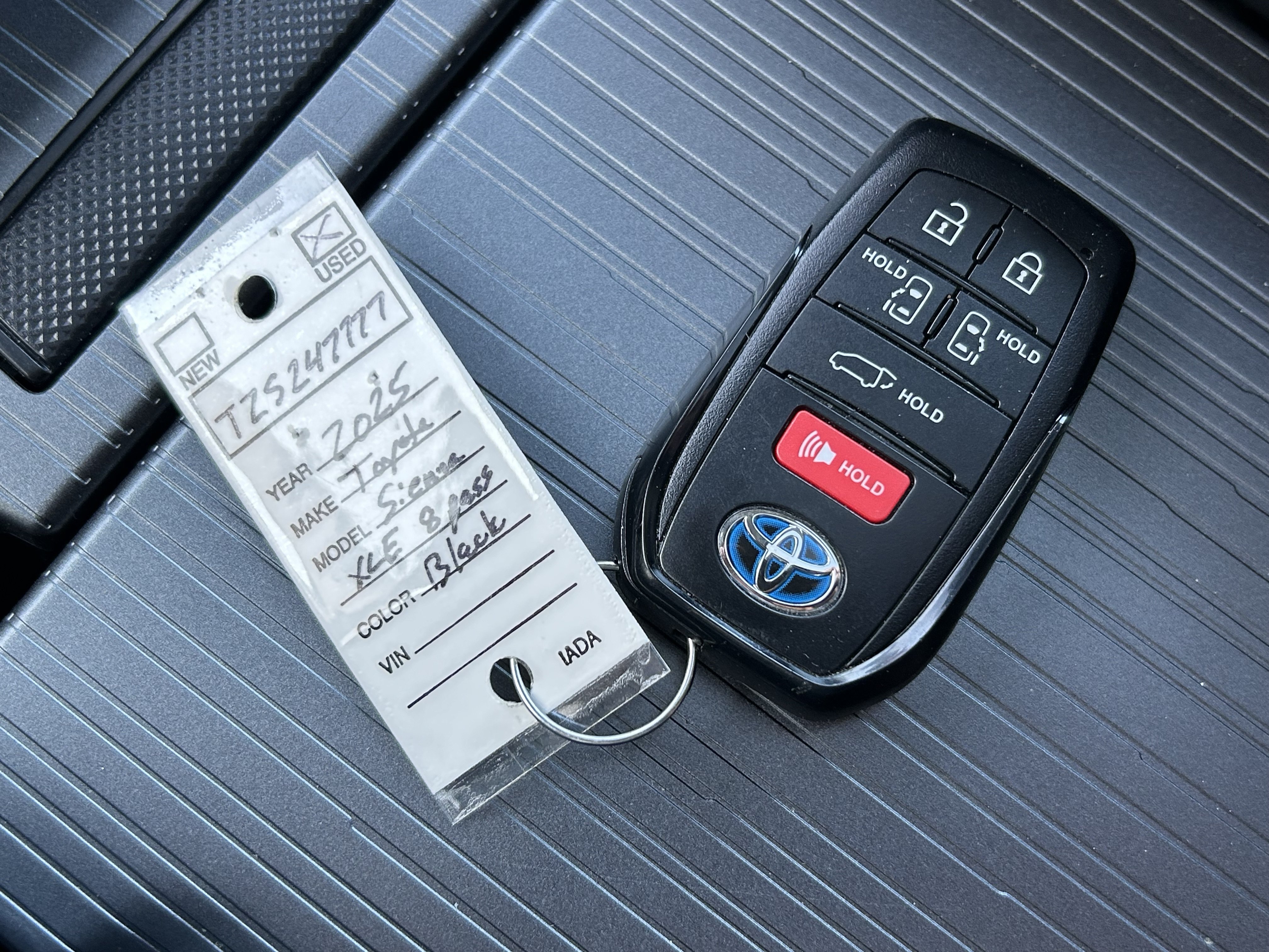 Certified 2025 Toyota Sienna XLE FWD image 39