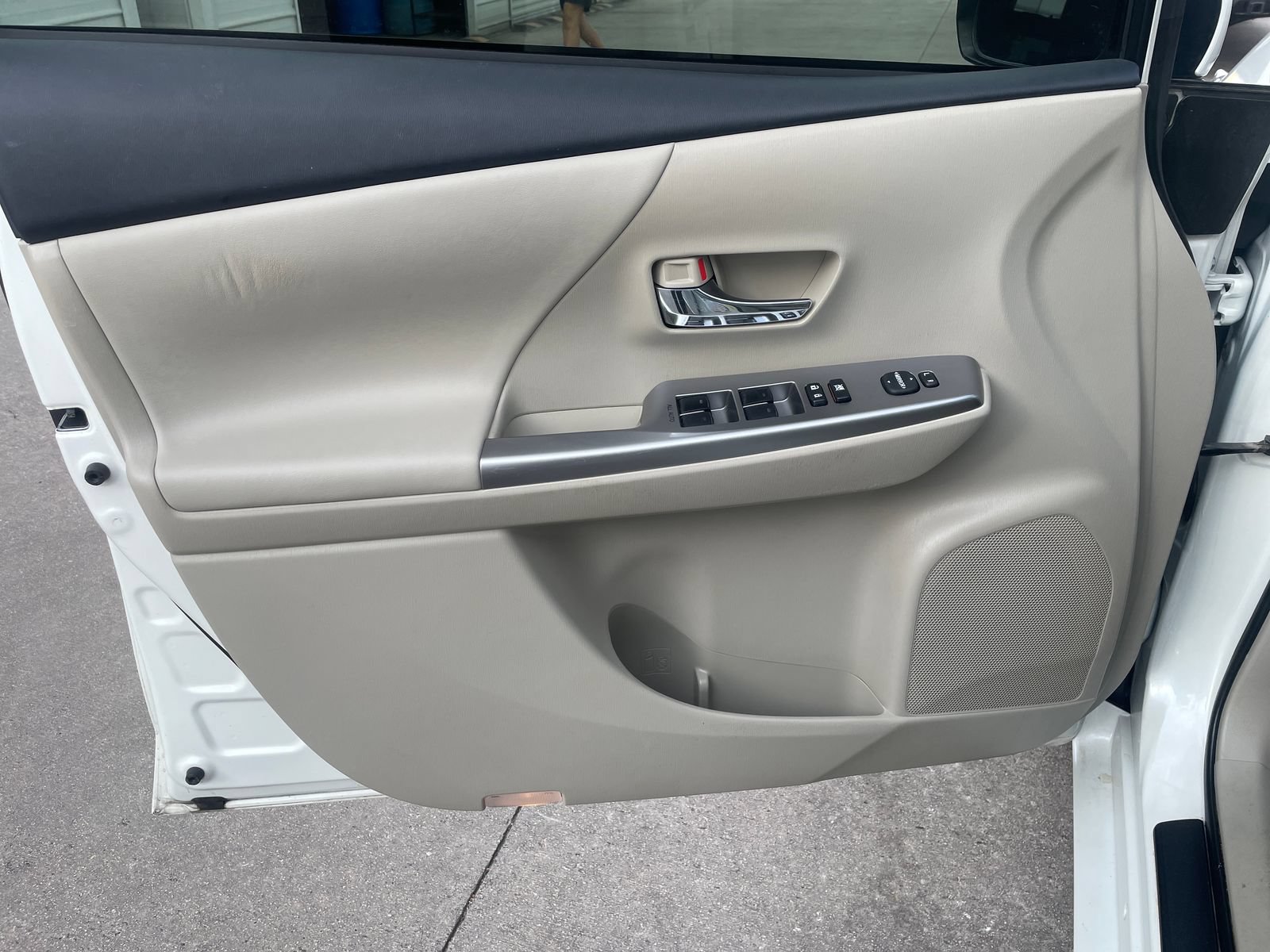 Used 2017 Toyota Prius V Four FWD image 10
