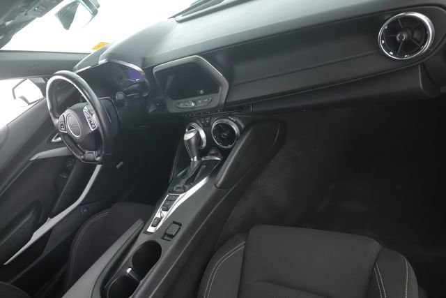 Used 2021 Chevrolet Camaro LT w/ Technology Package image 25