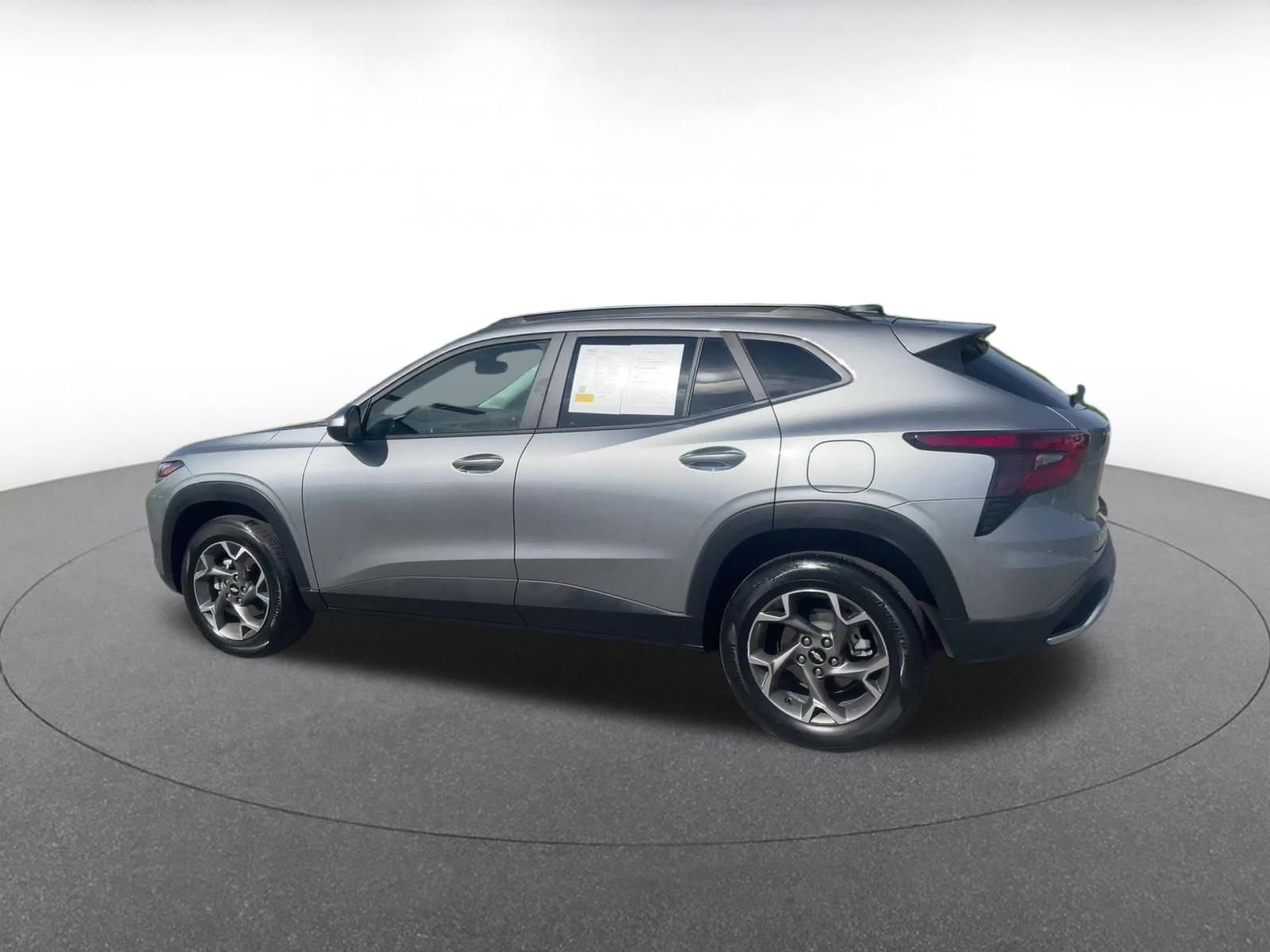 Used 2025 Chevrolet Trax LT w/ LT Convenience Package image 9