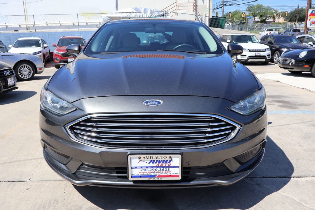 Used 2017 Ford Fusion SE w/ Fusion SE Technology Package FWD image 2