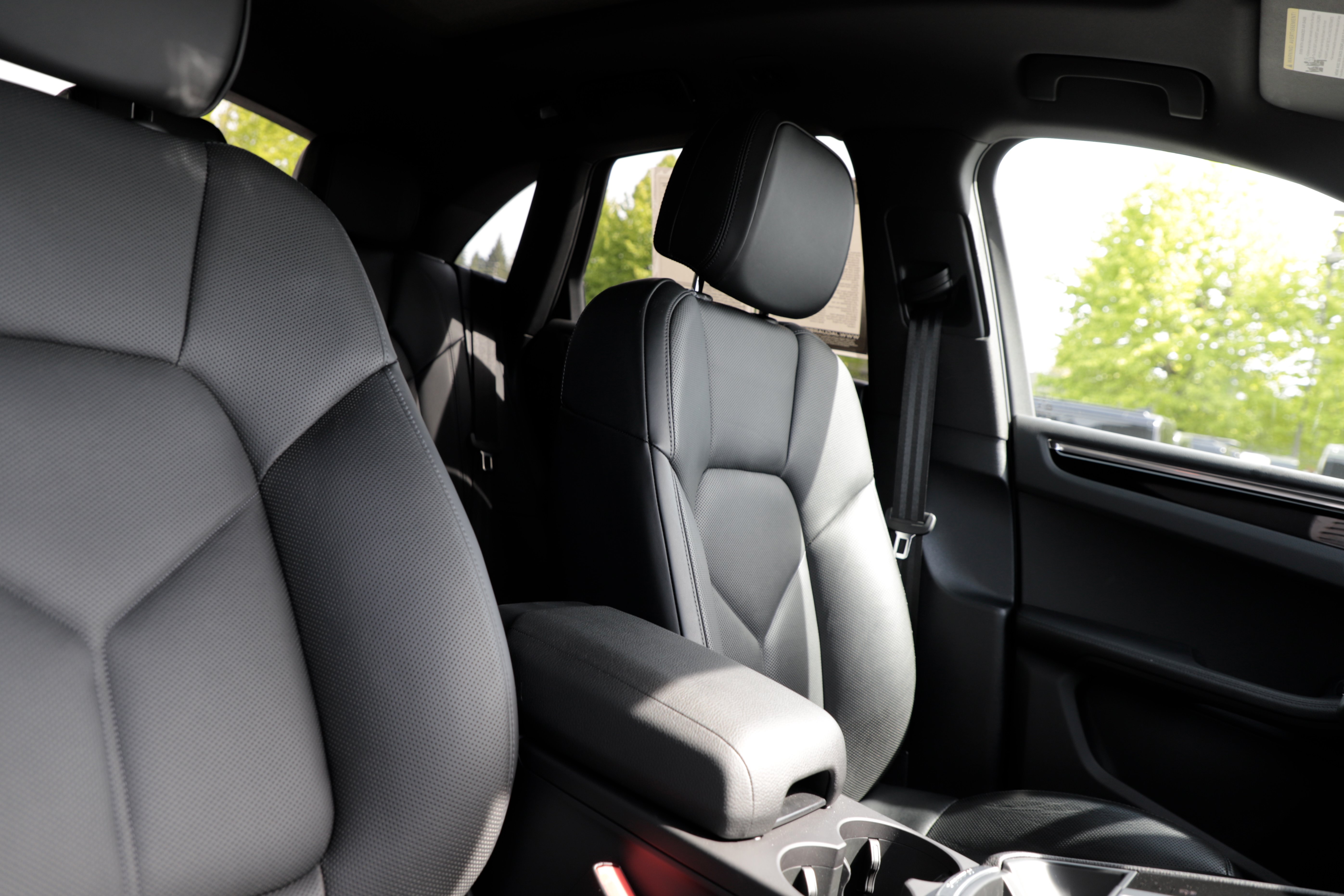 Used 2025 Porsche Macan AWD/4WD image 13