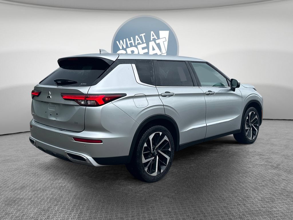 Used 2022 Mitsubishi Outlander SE AWD/4WD image 3