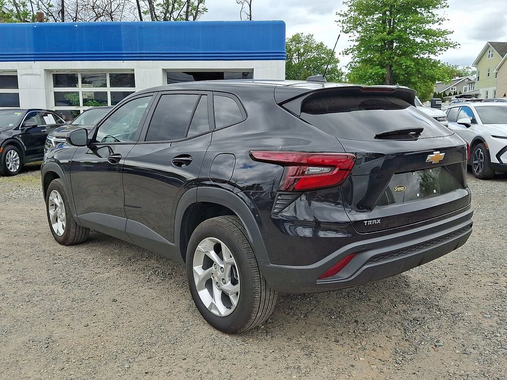 Used 2025 Chevrolet Trax LS w/ LS Convenience Package FWD image 6