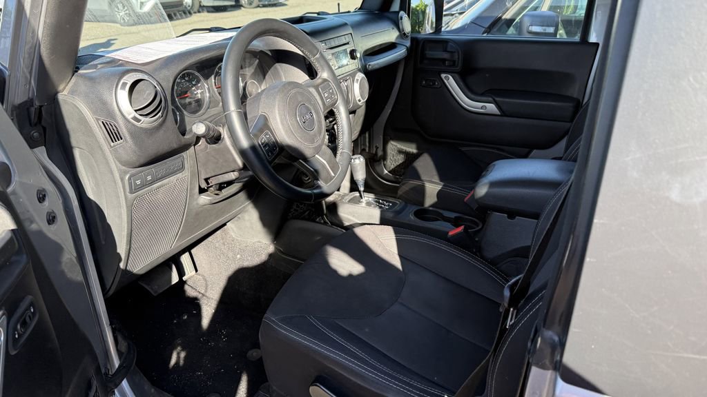 Used 2015 Jeep Wrangler Rubicon w/ Power Convenience Group AWD/4WD image 3
