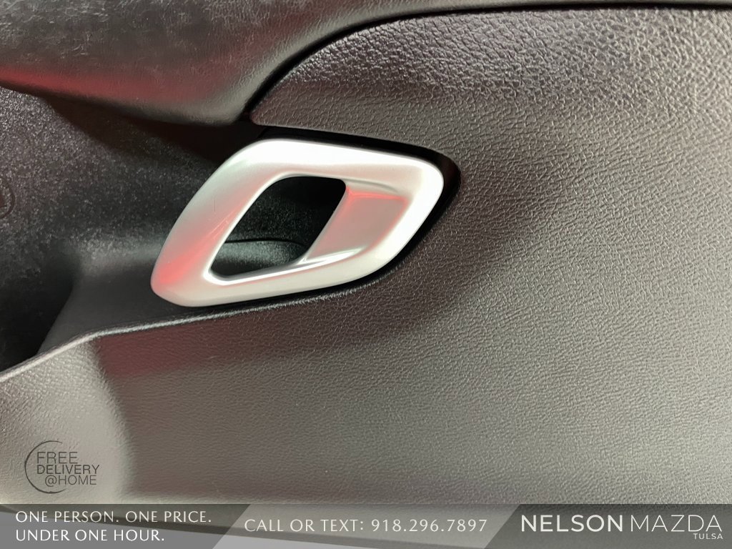 Used 2015 Dodge Challenger SXT image 33