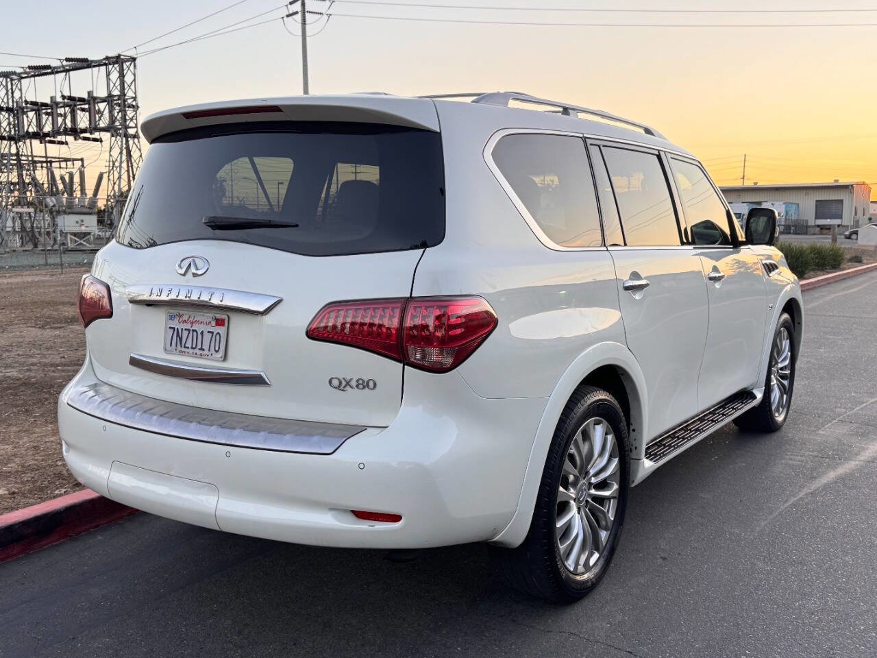 Used 2015 INFINITI QX80 2WD w/ Deluxe Technology Package image 2