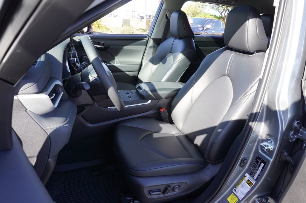 Used 2025 Toyota Highlander XLE image 15