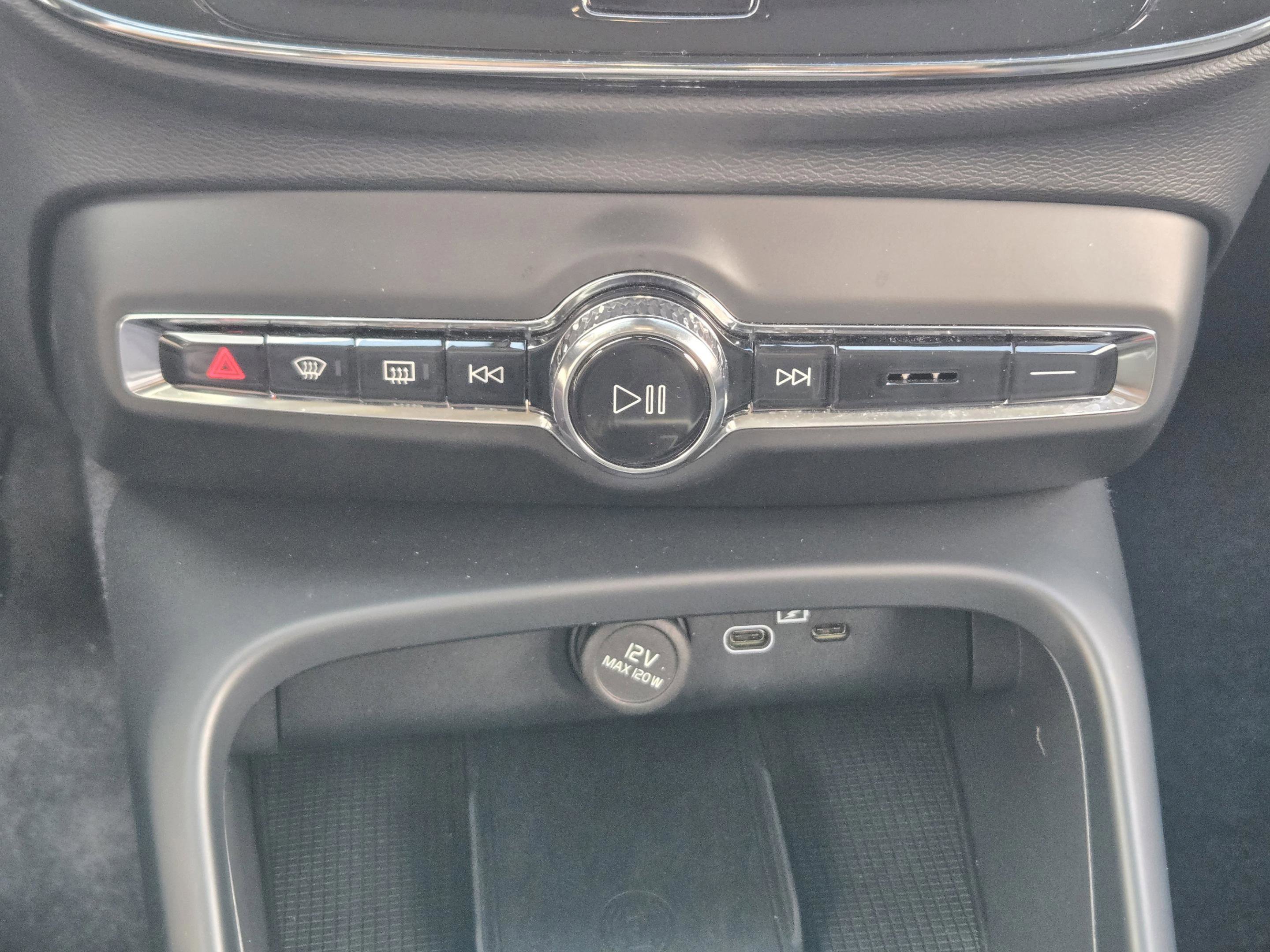 Used 2025 Volvo XC40 B5 Plus image 16