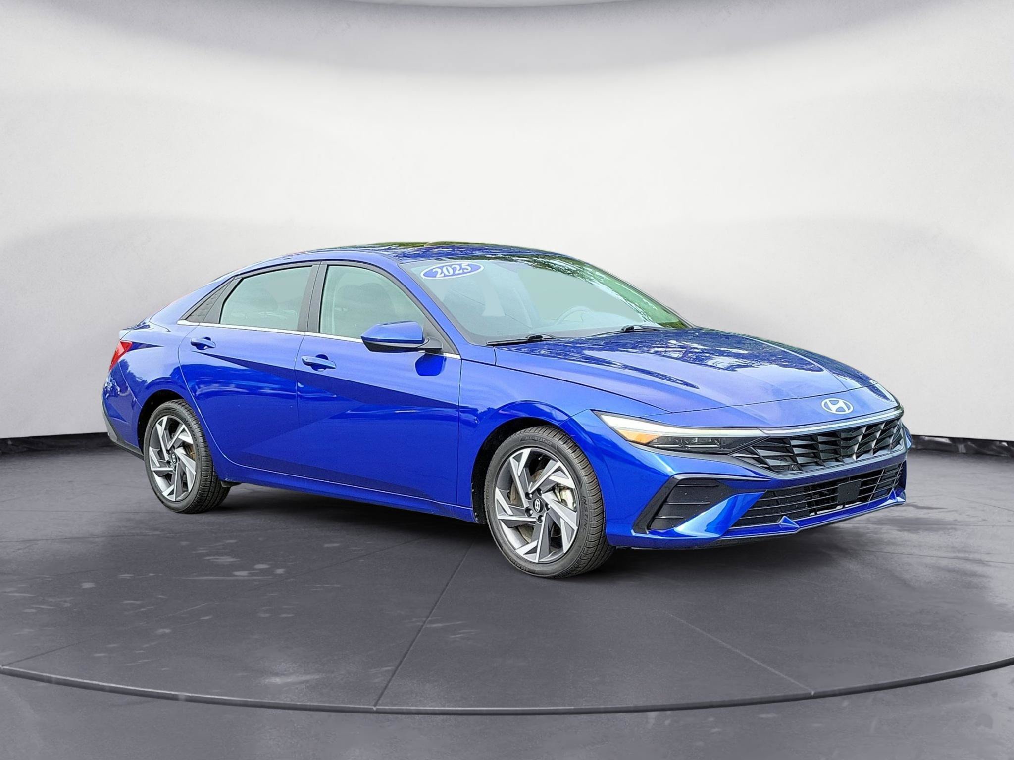 Used 2025 Hyundai Elantra SEL FWD image 2