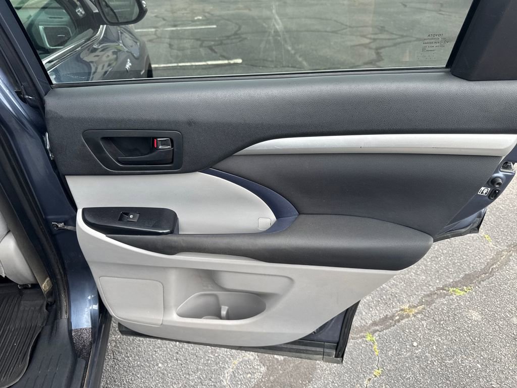 Used 2019 Toyota Highlander LE AWD/4WD image 37