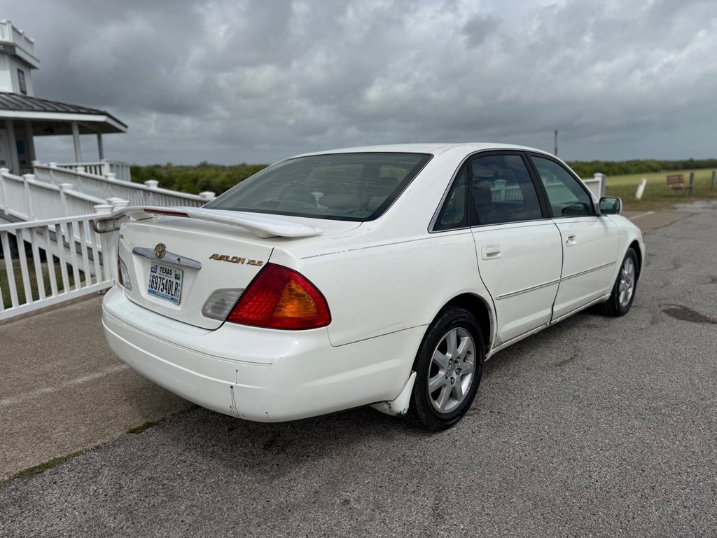 Used 2001 Toyota Avalon XLS image 4