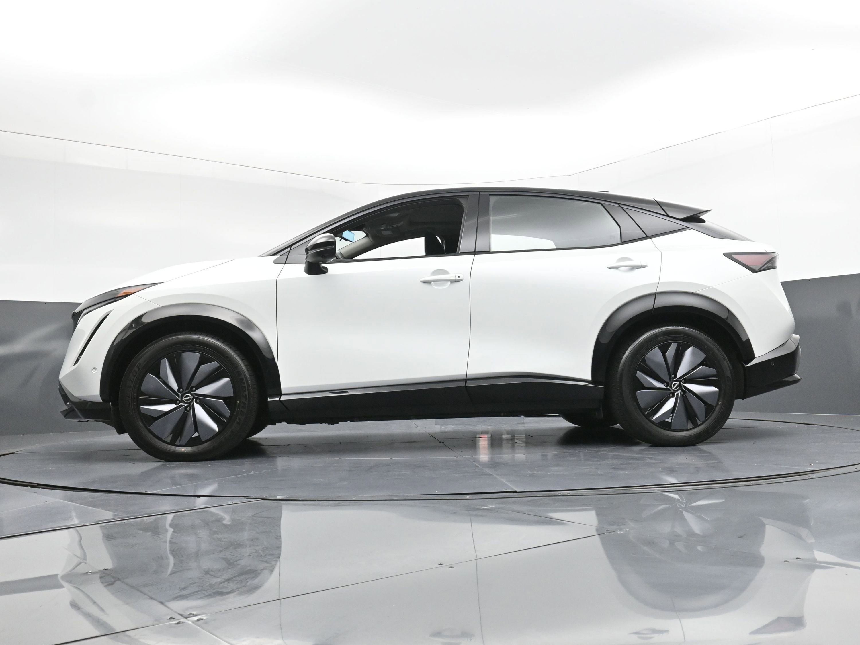 Used 2023 Nissan Ariya image 25