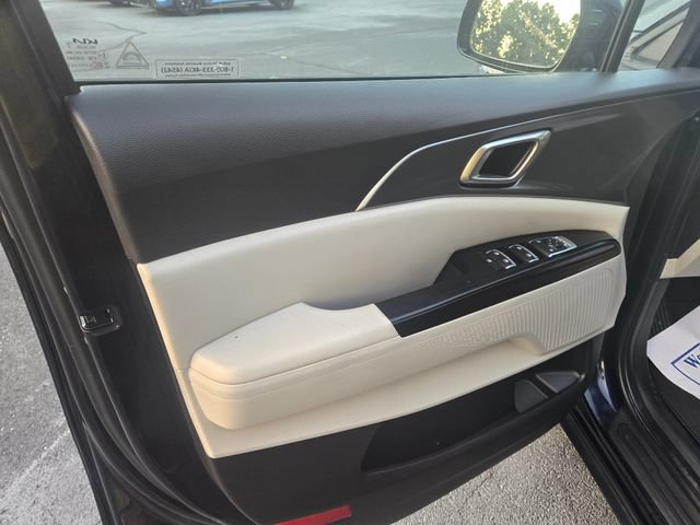 Used 2024 Kia Carnival LX FWD image 22