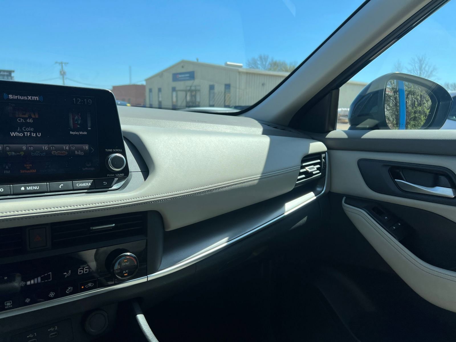 Used 2025 Nissan Rogue SV image 36