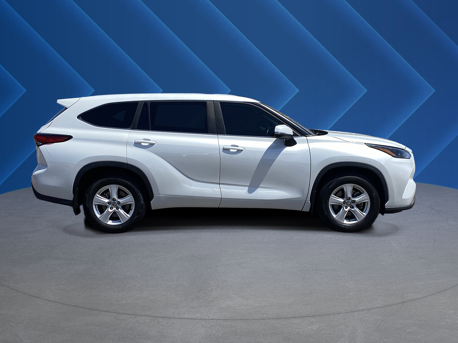 Used 2023 Toyota Highlander LE AWD/4WD image 2