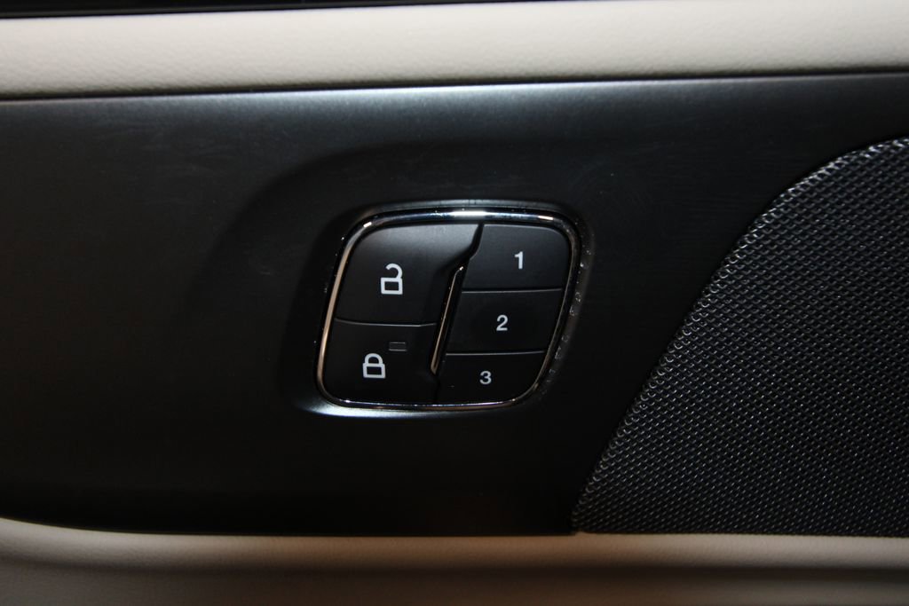 Used 2025 Lincoln Nautilus Premier image 10