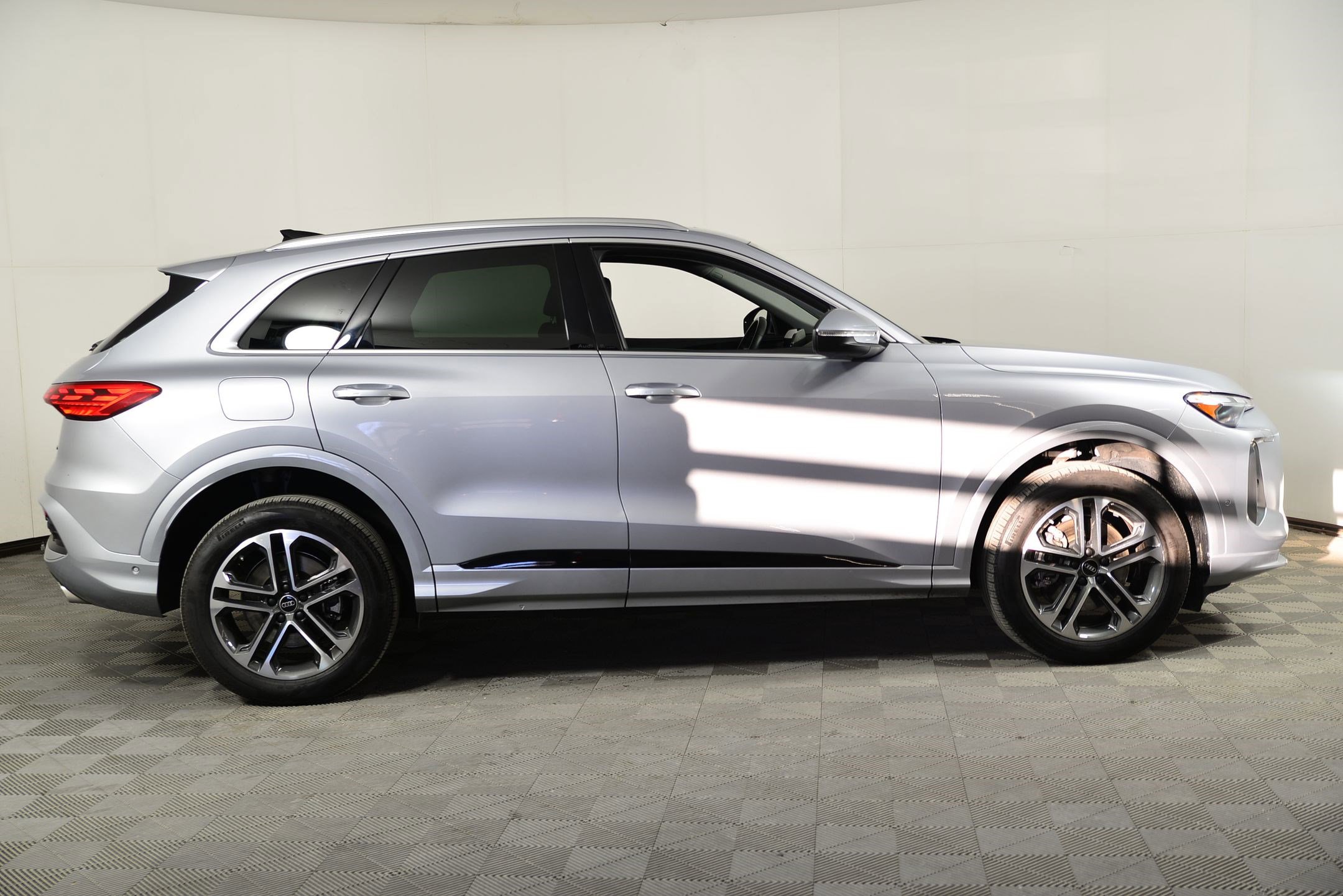 Used 2025 Audi Q5 Premium w/ Convenience Package image 7