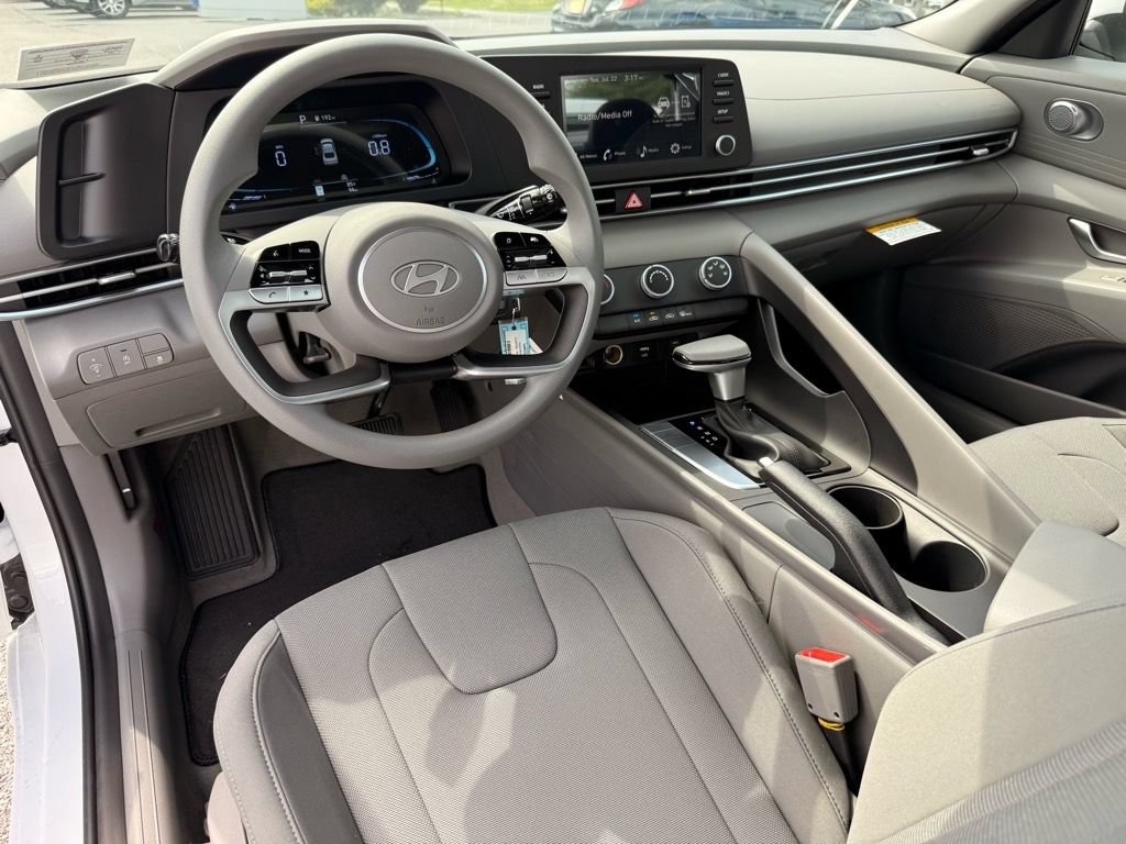 Used 2025 Hyundai Elantra SE FWD image 5