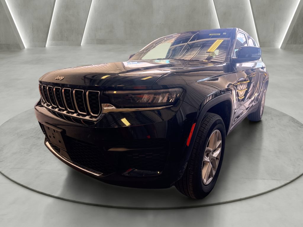 Used 2024 Jeep Grand Cherokee Laredo X AWD/4WD image 3