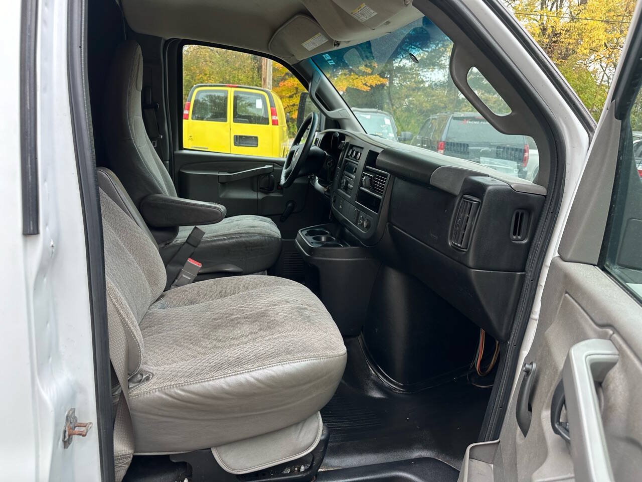 Used 2017 Chevrolet Express 3500 RWD image 17