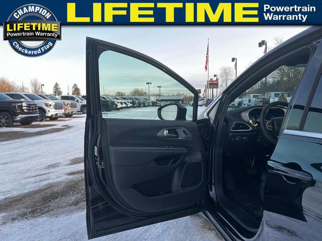Used 2025 Chrysler Pacifica Select image 20