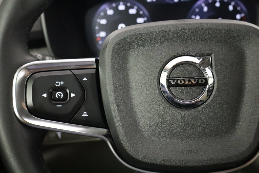 Used 2022 Volvo XC40 T5 Momentum AWD/4WD image 8