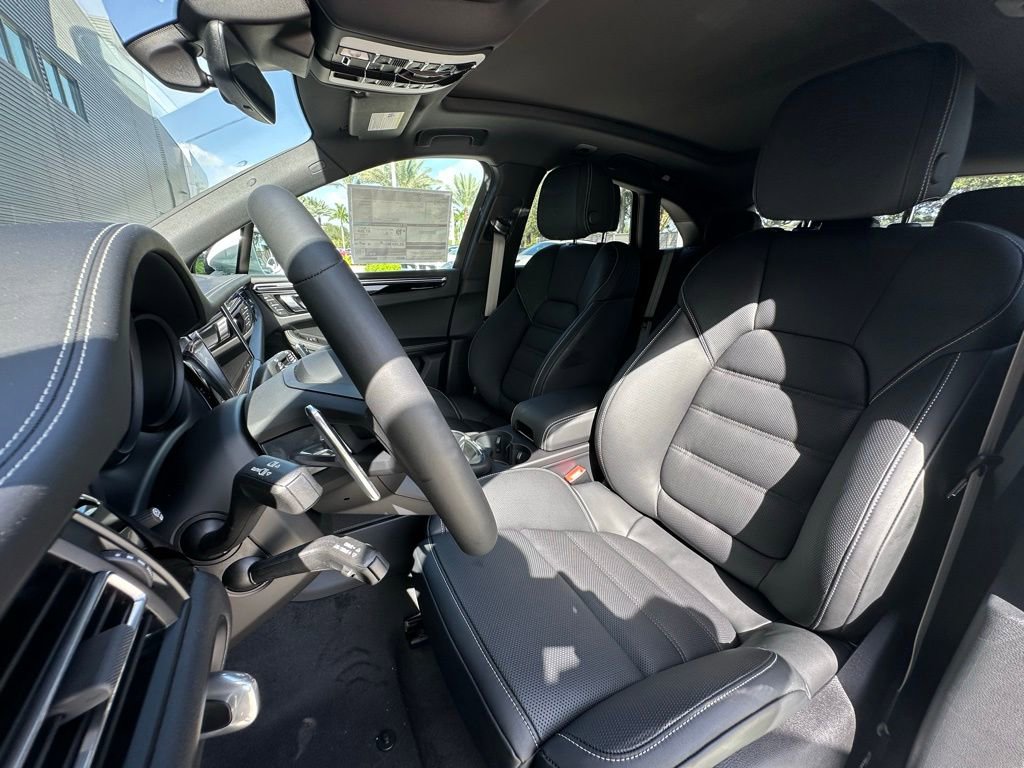 Certified 2025 Porsche Macan S image 5