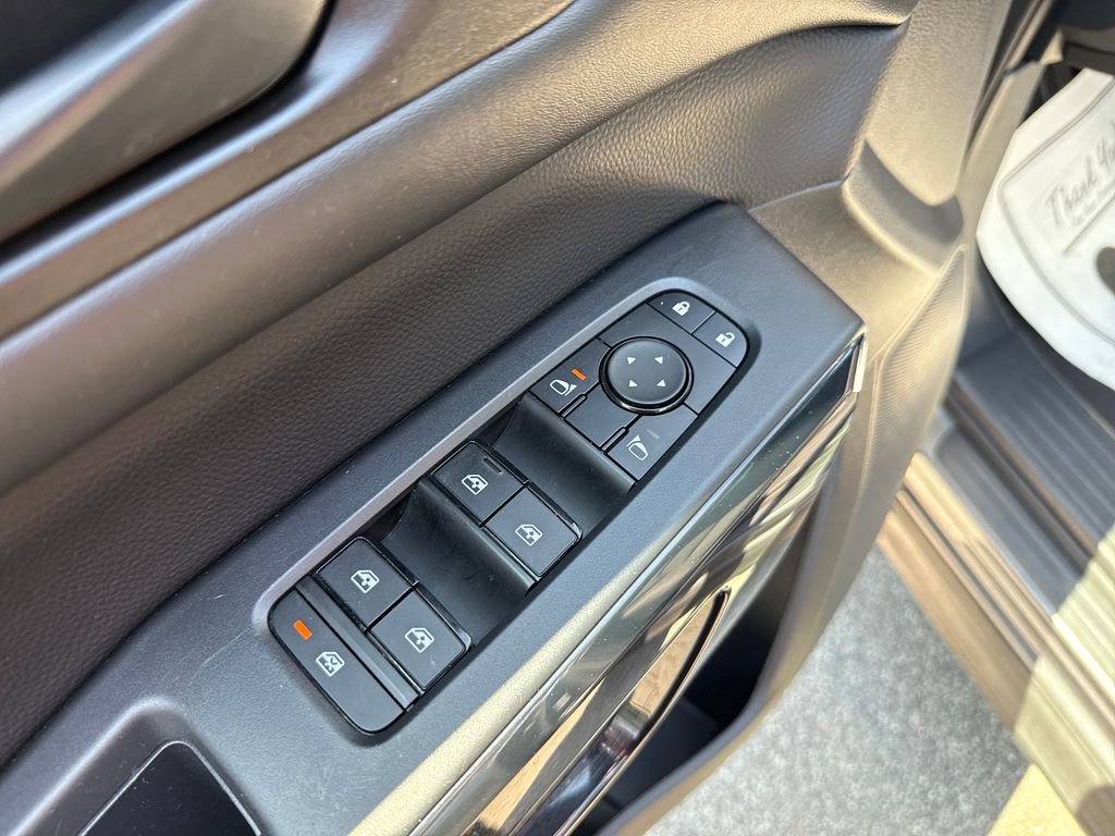 Used 2025 Nissan Pathfinder SV image 18