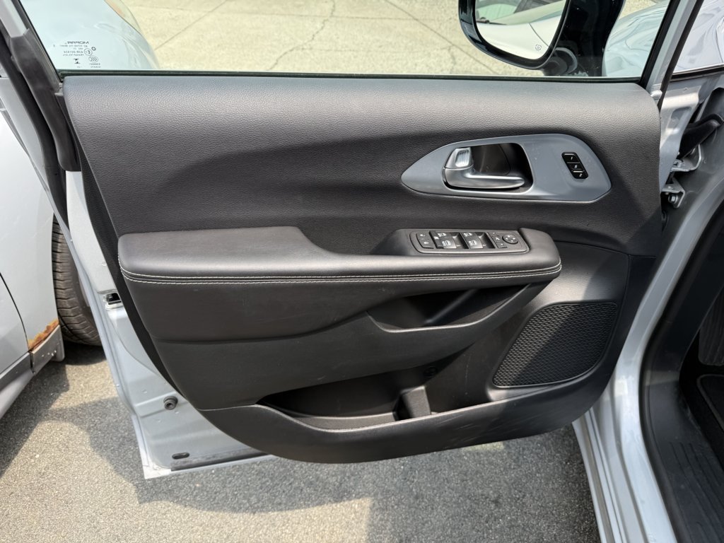 Used 2026 Chrysler Pacifica Limited FWD image 17